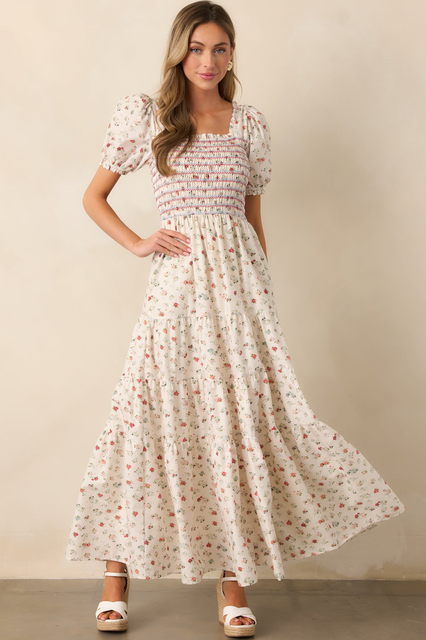 This dress features a ruffle straight neckline, smocked bodice, and a delicate floral print, creating a romantic look.