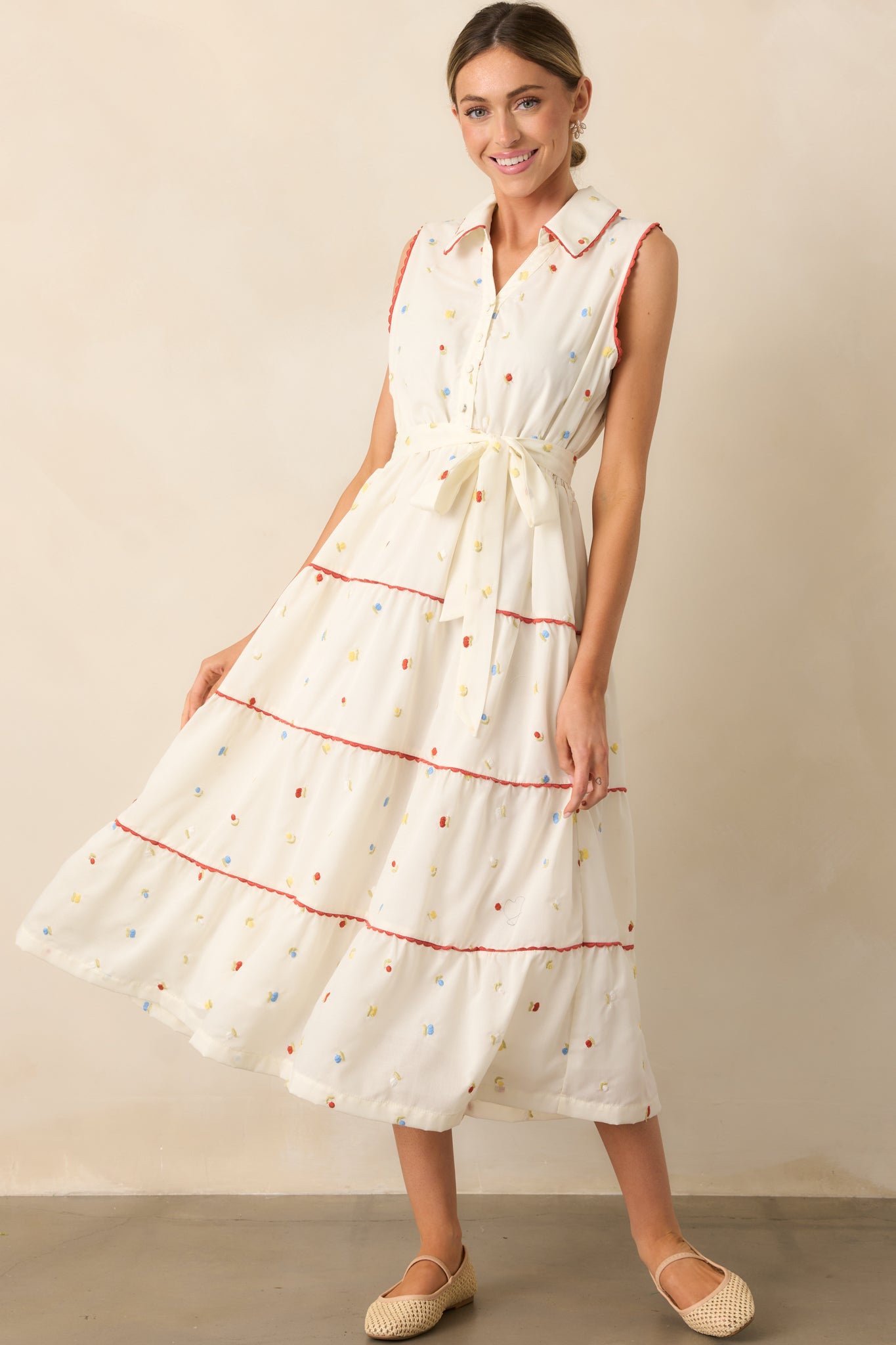 This dress features a collared design, a button-front top, and a delicate floral print for a classic look.