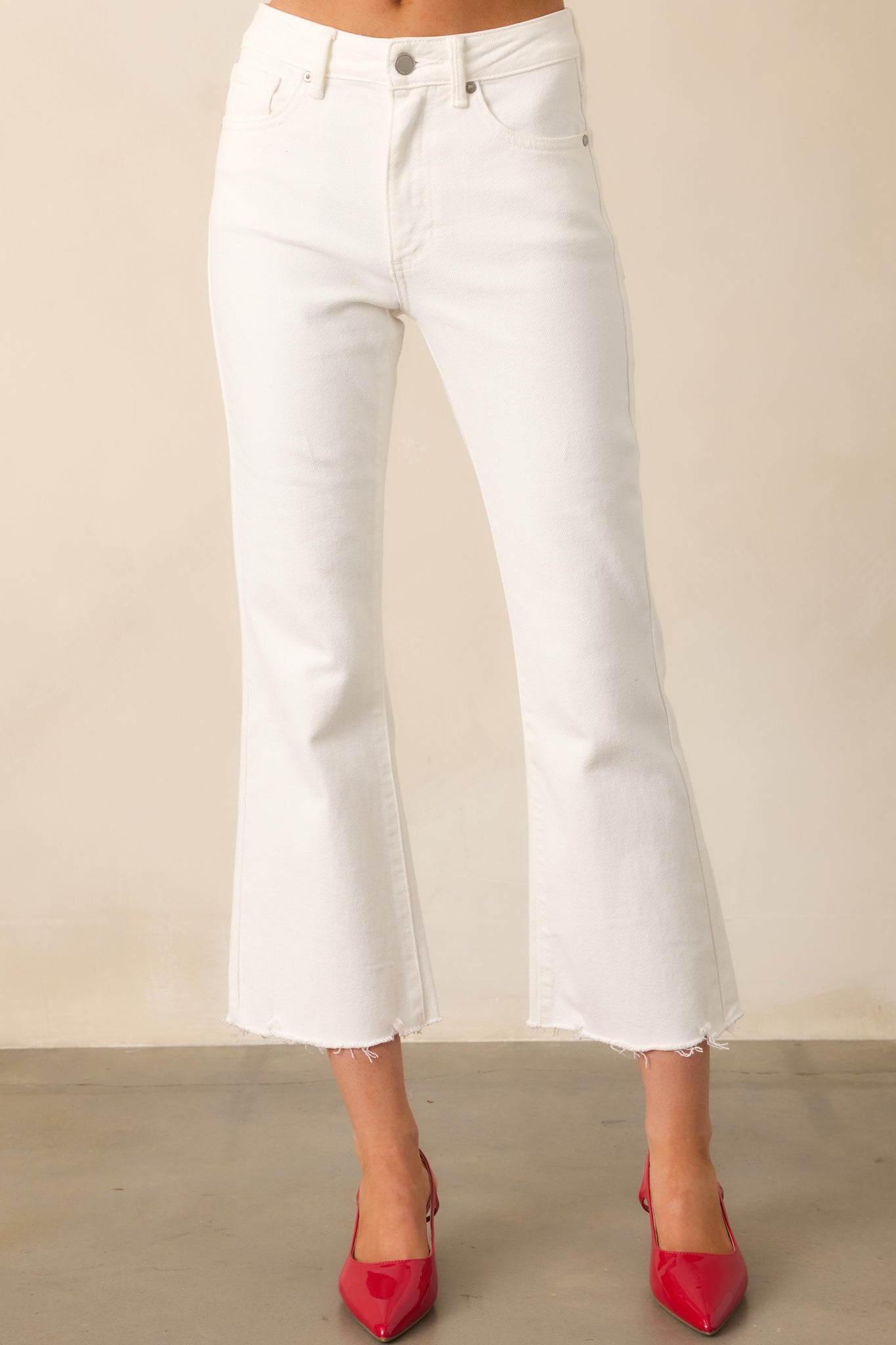 The raw hemline and cropped length add a trendy touch, giving these white jeans a fresh, relaxed feel.