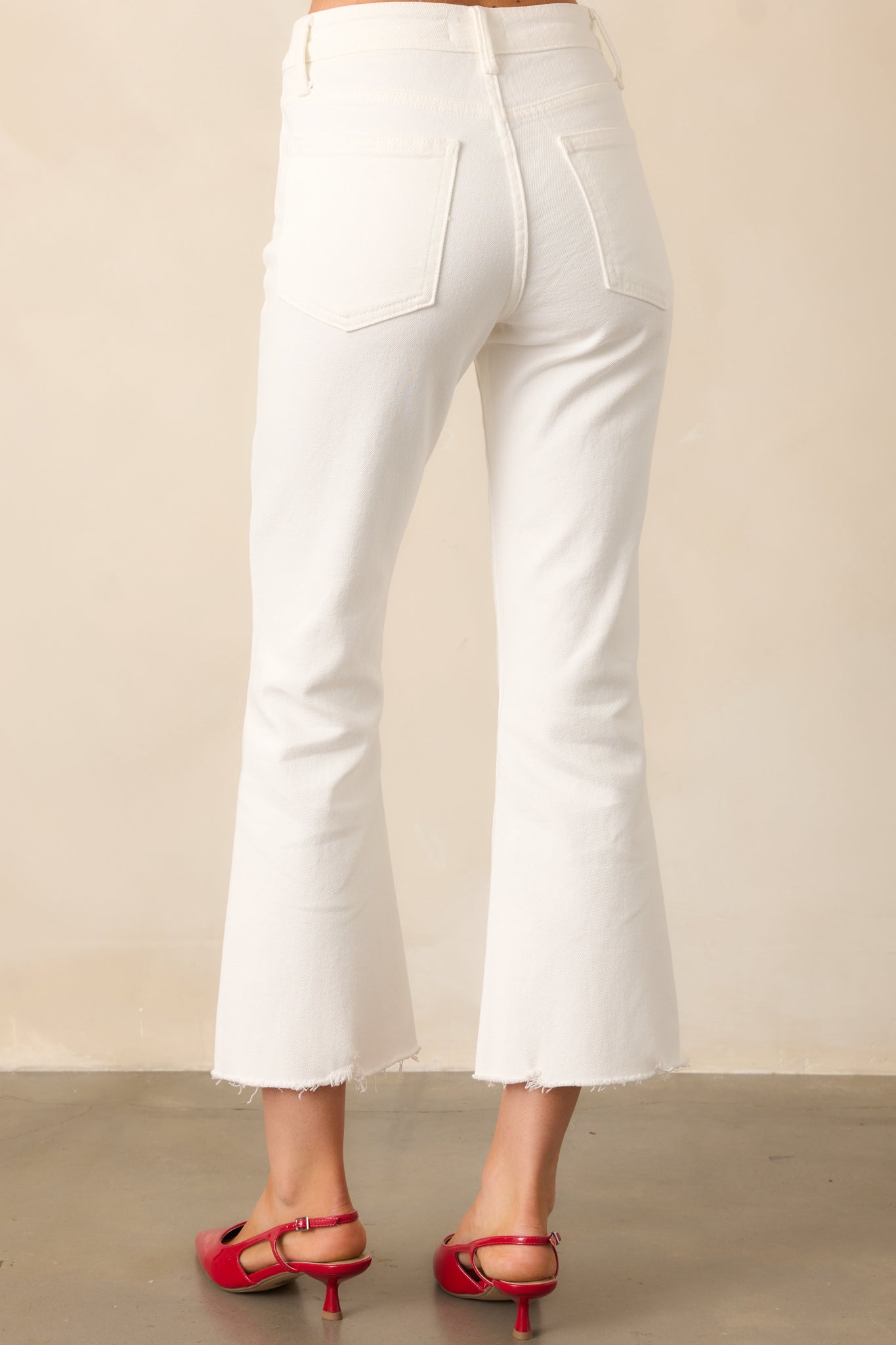 Functional back pockets and a flattering high-rise fit complete these cropped white jeans with a touch of everyday versatility.