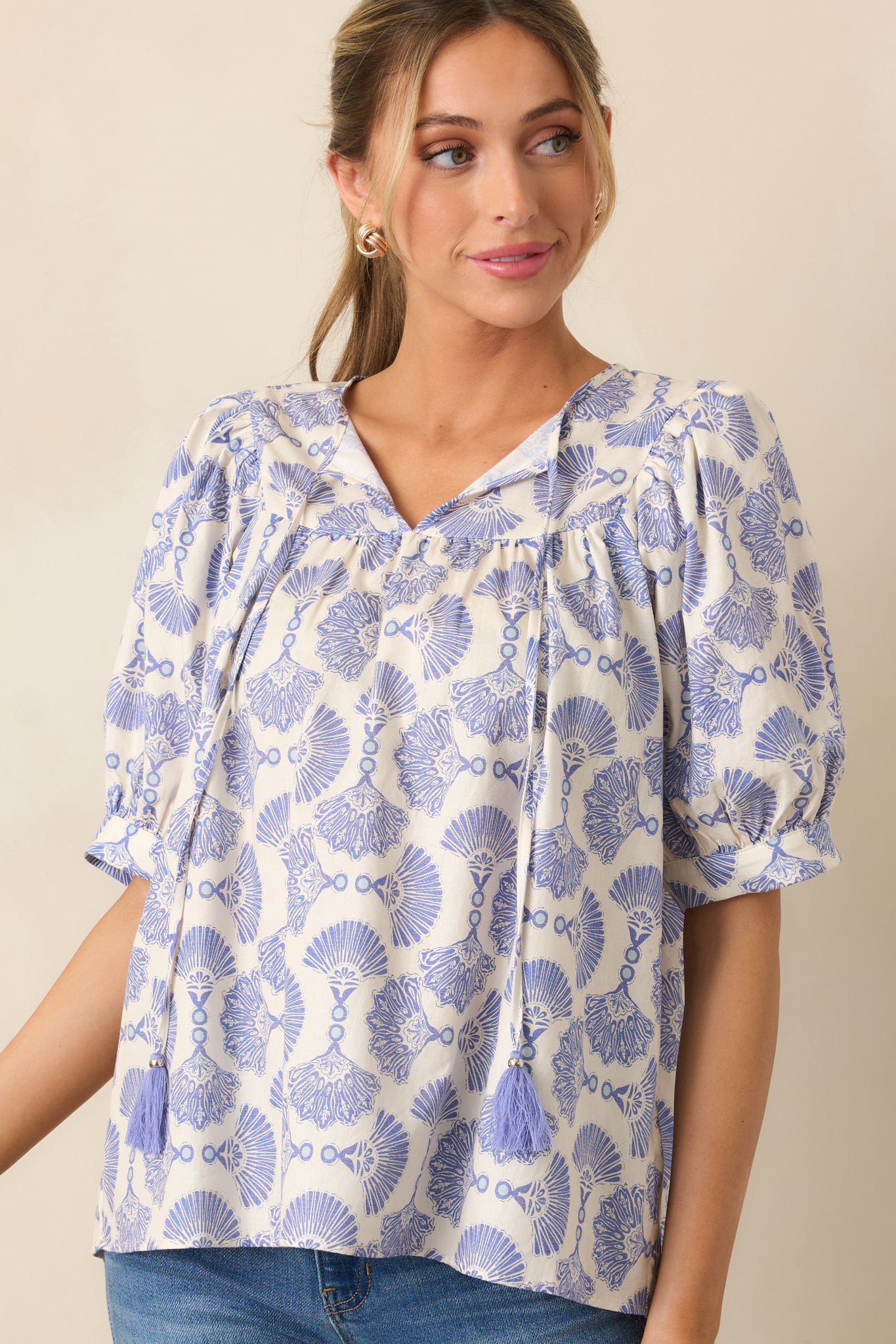 Short puff sleeves enhance the blouse’s shape, providing a soft, voluminous touch to the relaxed fit.