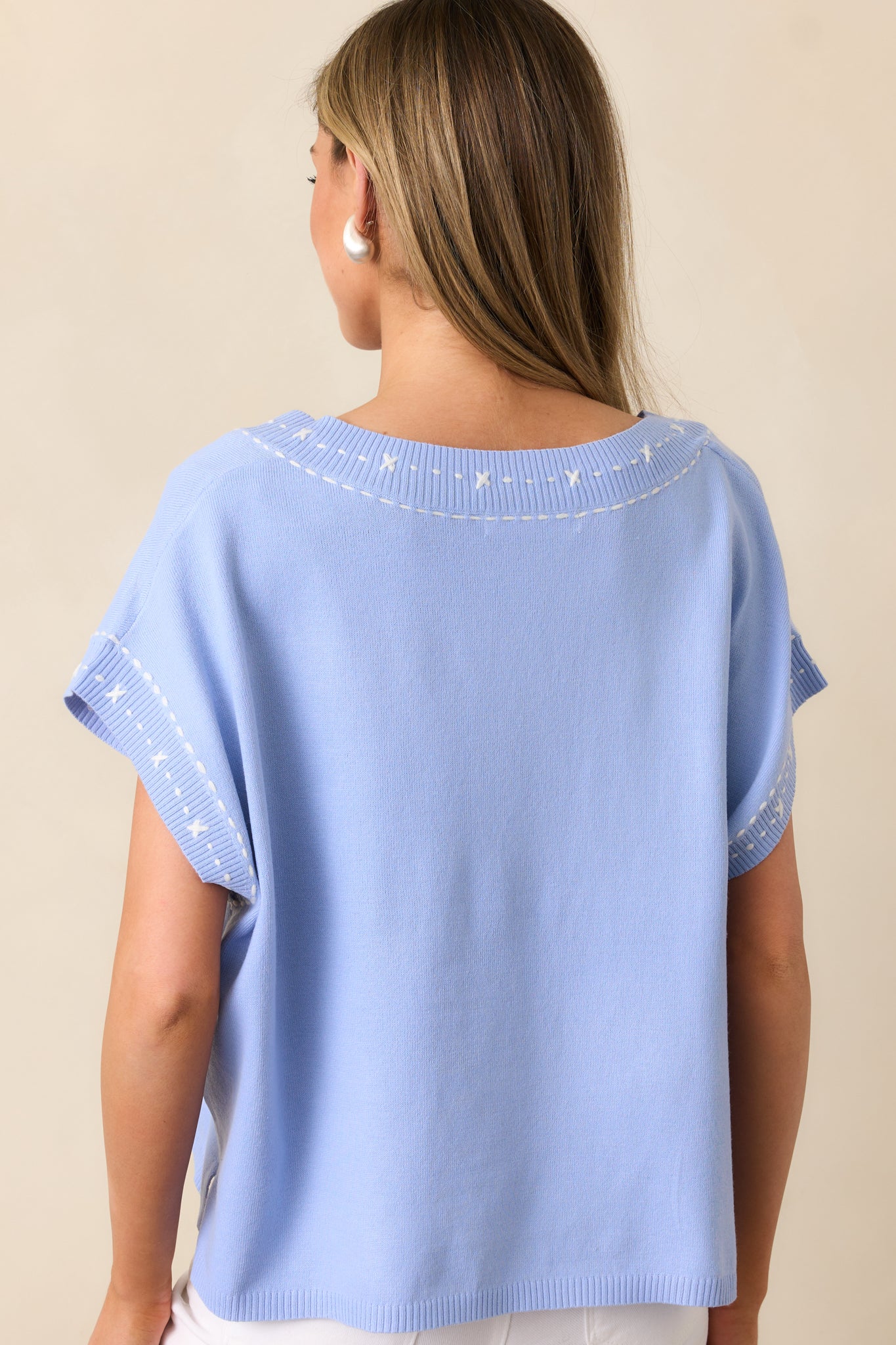 The back of the top features a smooth, flowing design with a relaxed fit and continuous batwing sleeve structure.