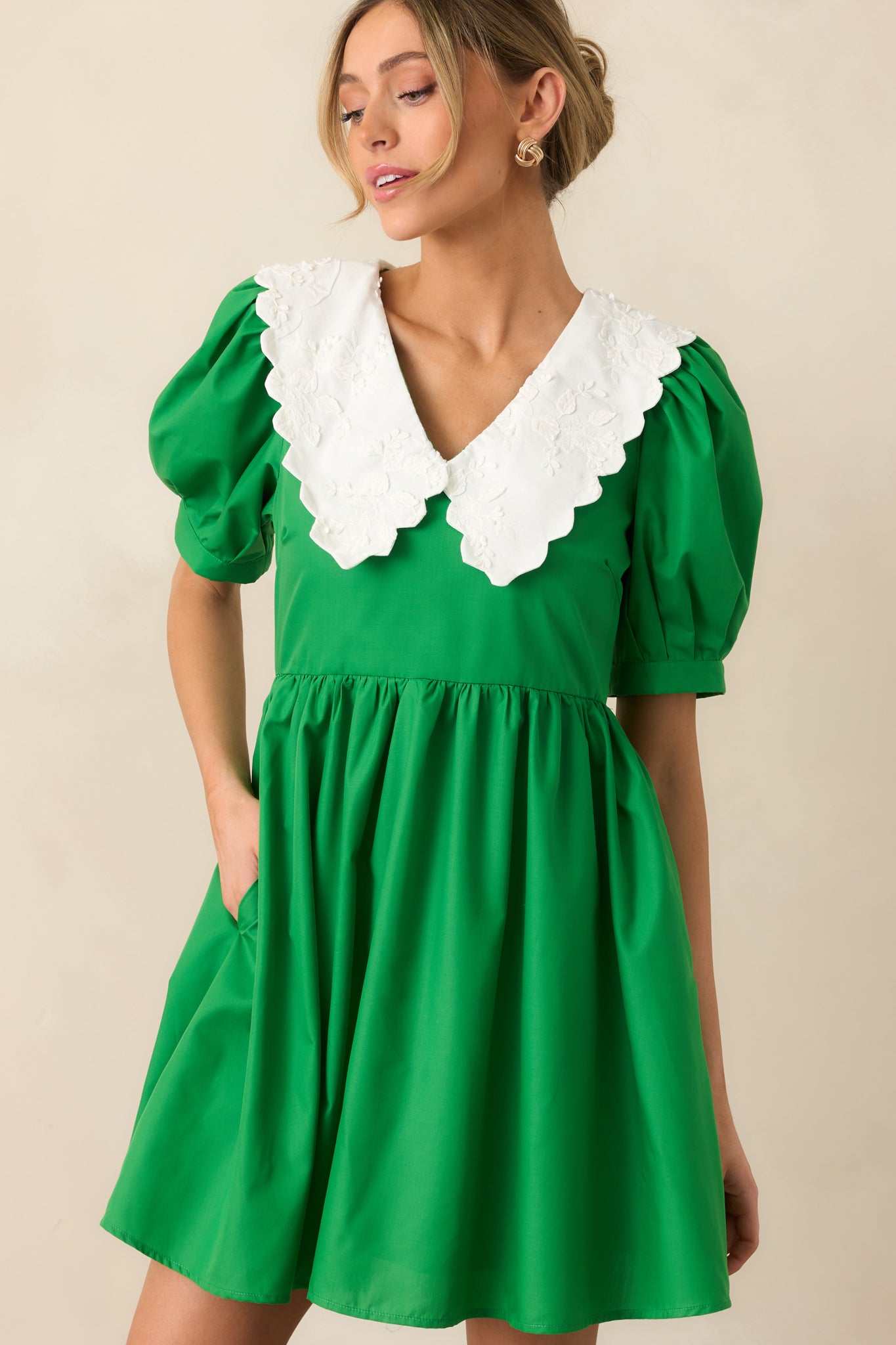 The puff sleeves of this green dress are gently gathered at the cuffs, adding volume and elegance.