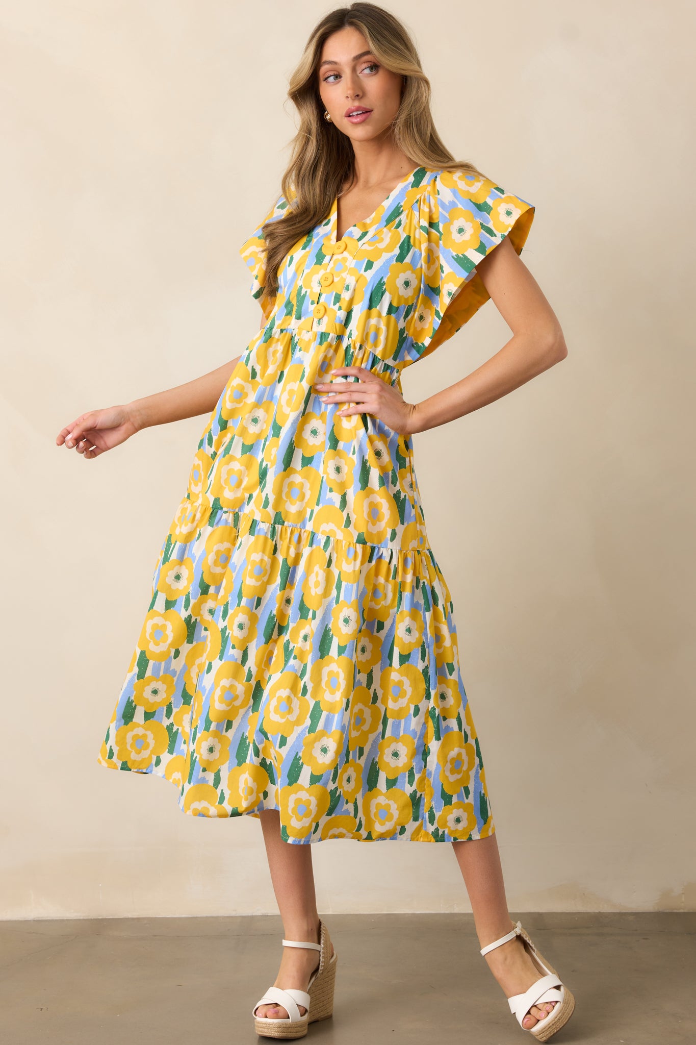 The tiered design of this yellow dress adds movement, while functional pockets provide both style and practicality