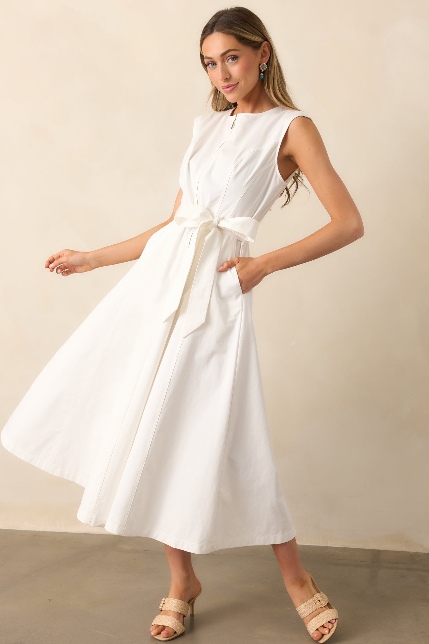 The dress includes belt loops and functional hip pockets, blending style with practicality.