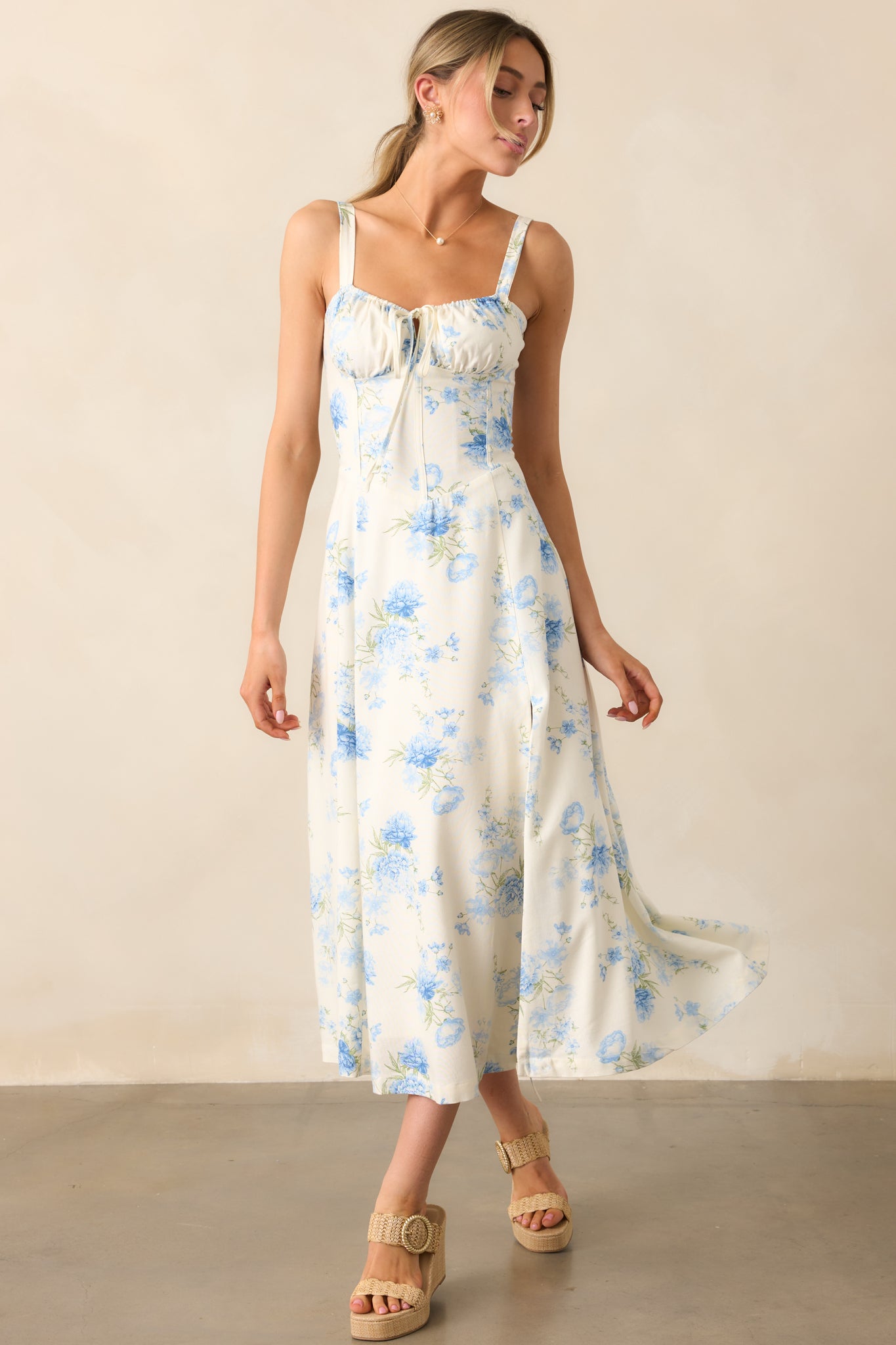 Featuring a fitted bodice with boning and a soft floral print, this dress blends structure with elegance.