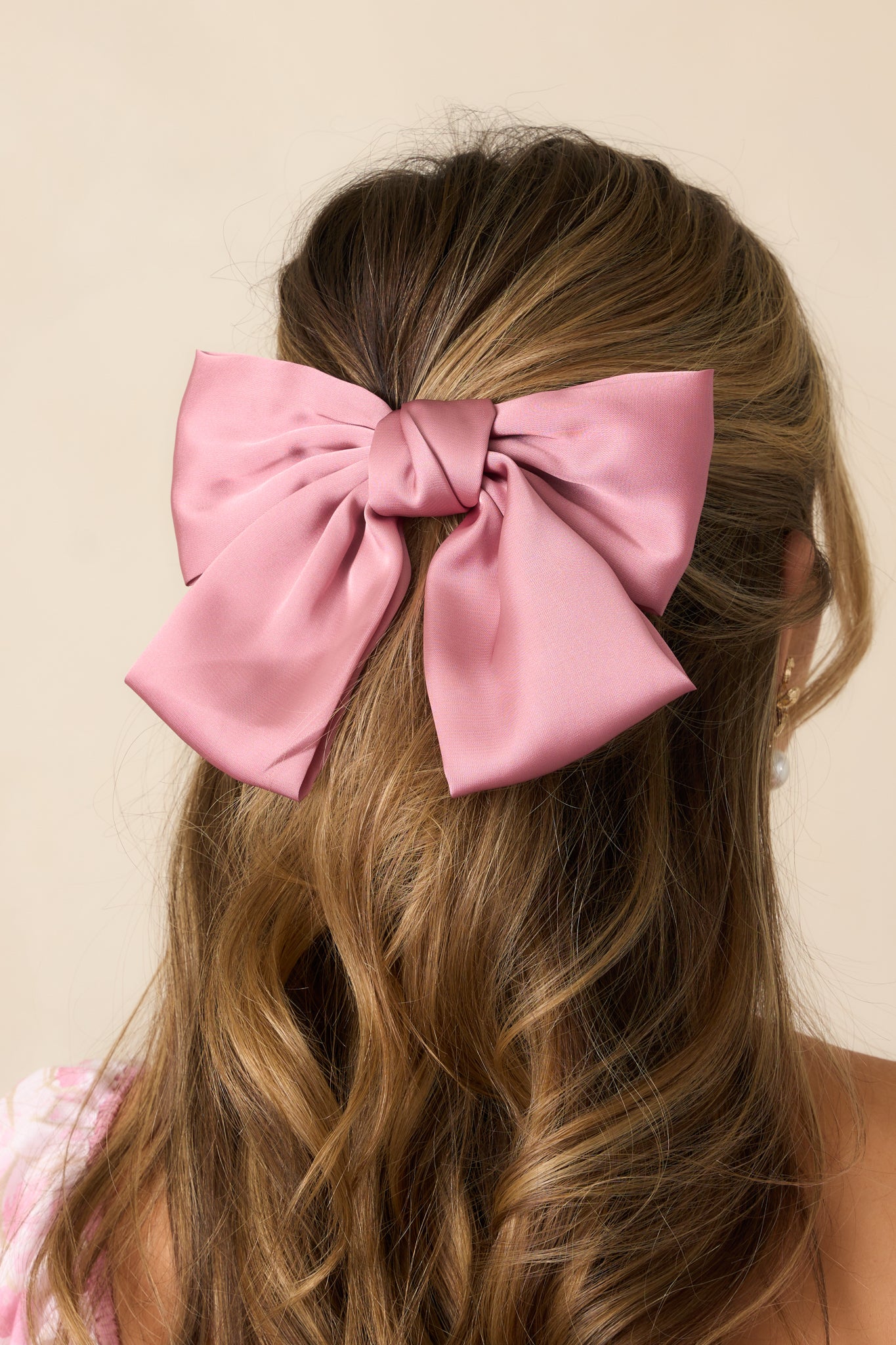 A closer look at the bow’s smooth fabric and delicate curves, enhancing its classic appeal.