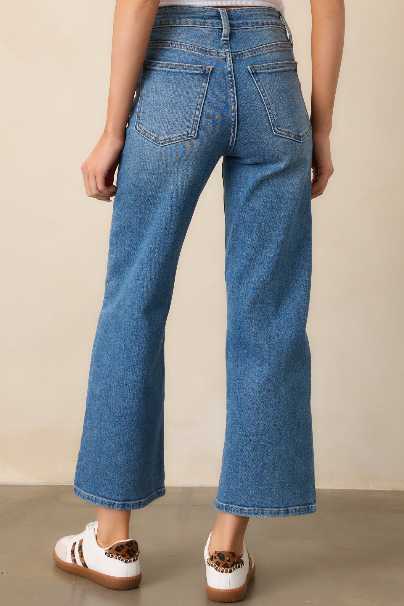  Functional back pockets and a structured high-rise fit add a practical, polished touch to these cropped jeans.