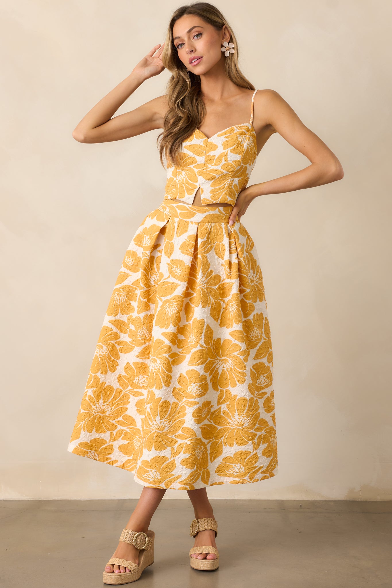 Flowing yellow skirt with a high-waisted design and elegant jacquard floral print for a timeless look.