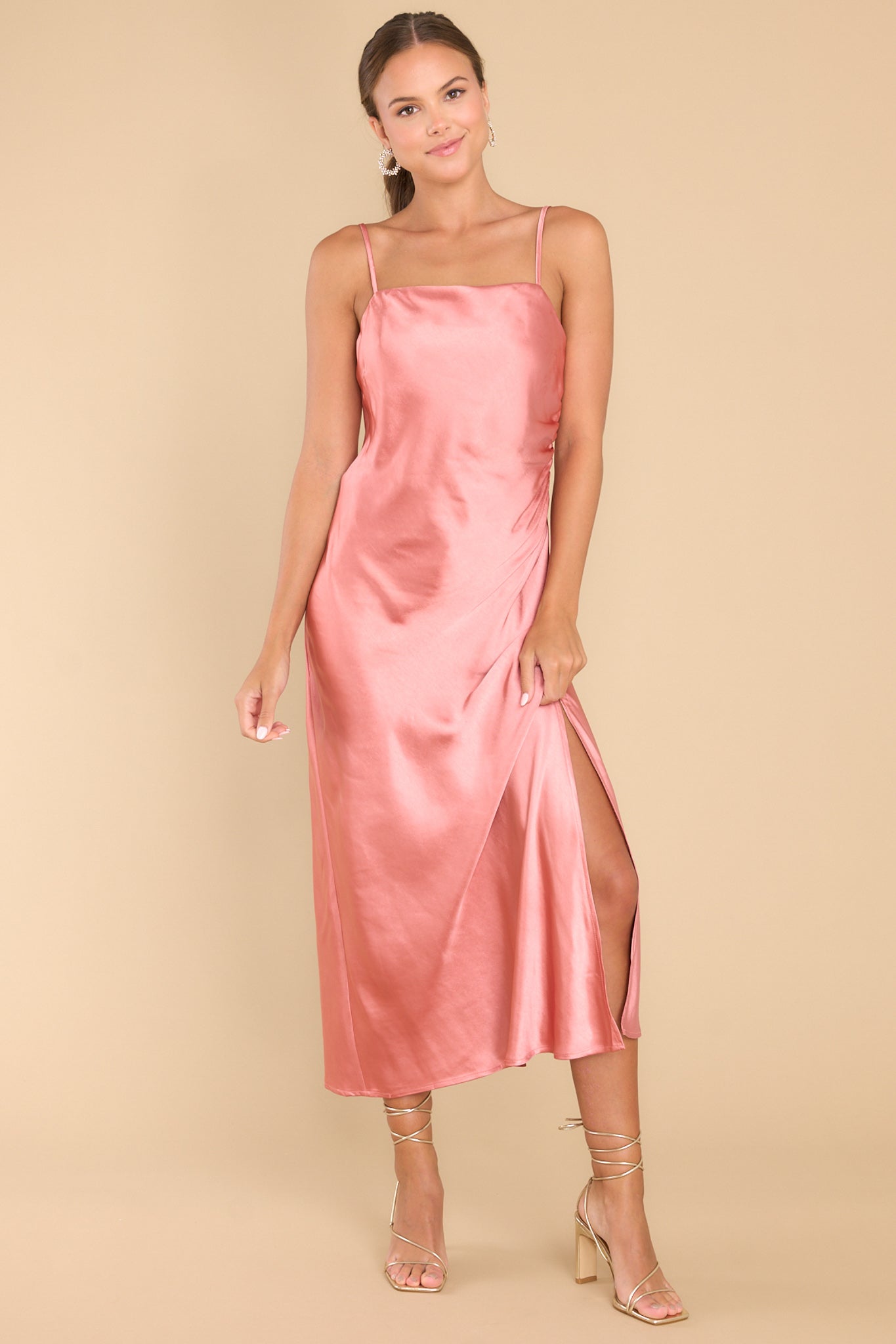 This all pink dress features adjustable straps, ruching on one side of the waist, slit on one side, and a zipper on the side.