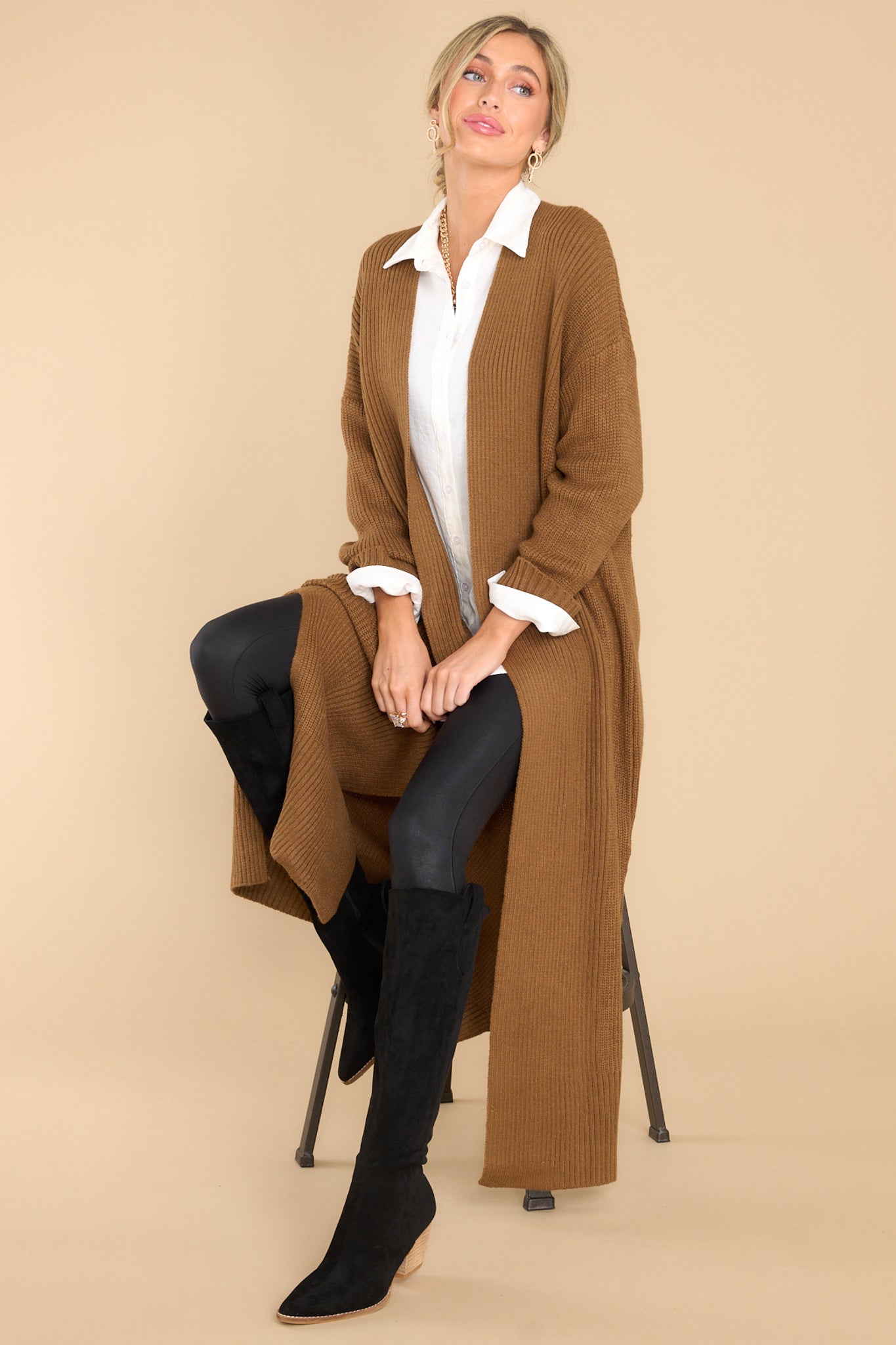 This light brown cardigan features a ribbed design and an open front.