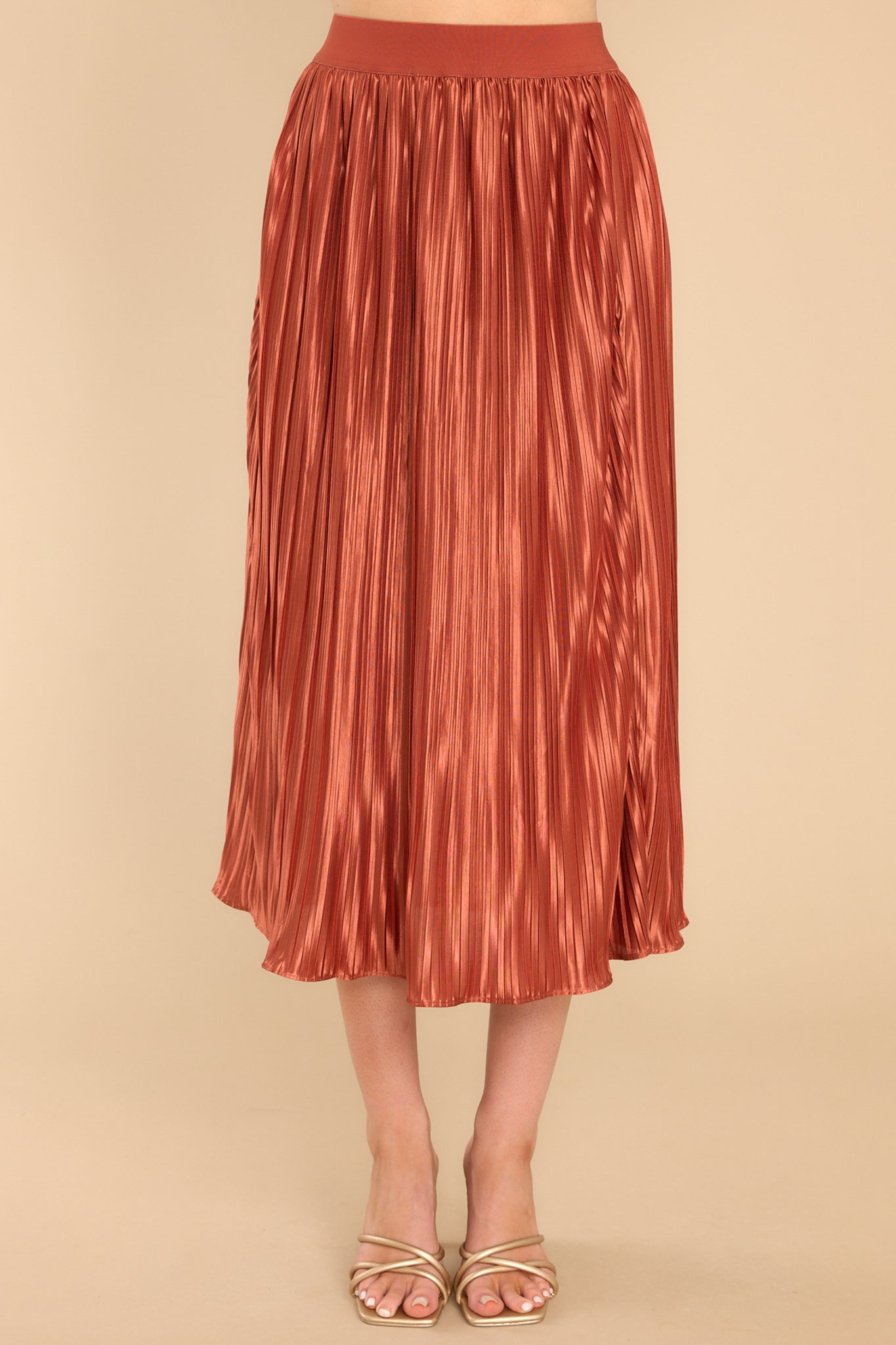 Front view of this skirt that features an elastic waistband and a pleated design. 