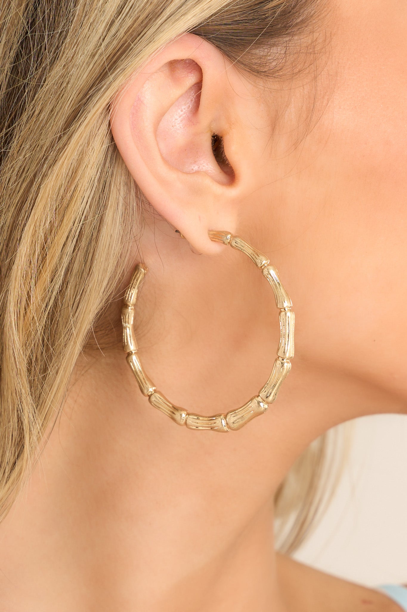 Close up view of these hoops that feature texture detailing and a standard post-back closure.