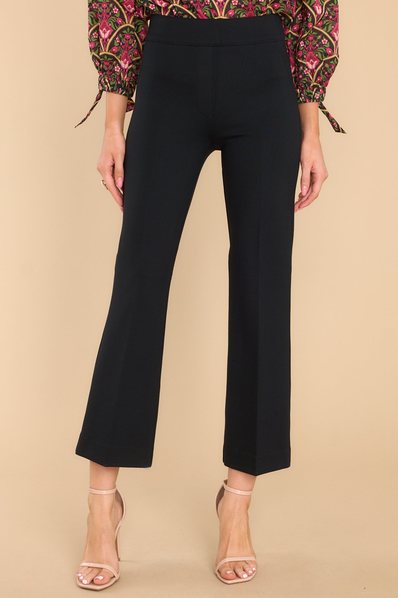 These all black pants feature a pull-on design that hits the hipline and non functional pockets.