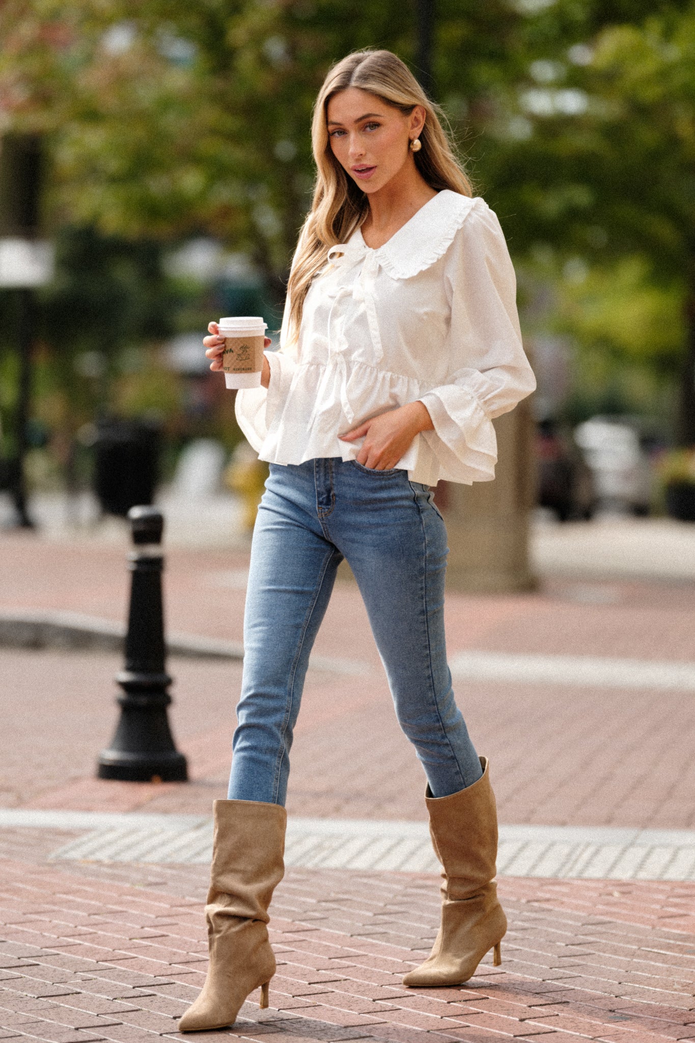 Side view of these mid rise jeans featuring functional pockets, functional belt loops, a skinny fit, and have a medium wash.