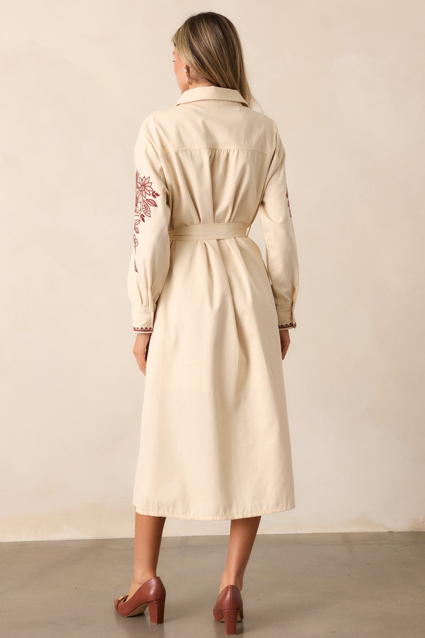 Back view of the dress, focusing on the straight silhouette, collar, and subtle structure of the long sleeves.