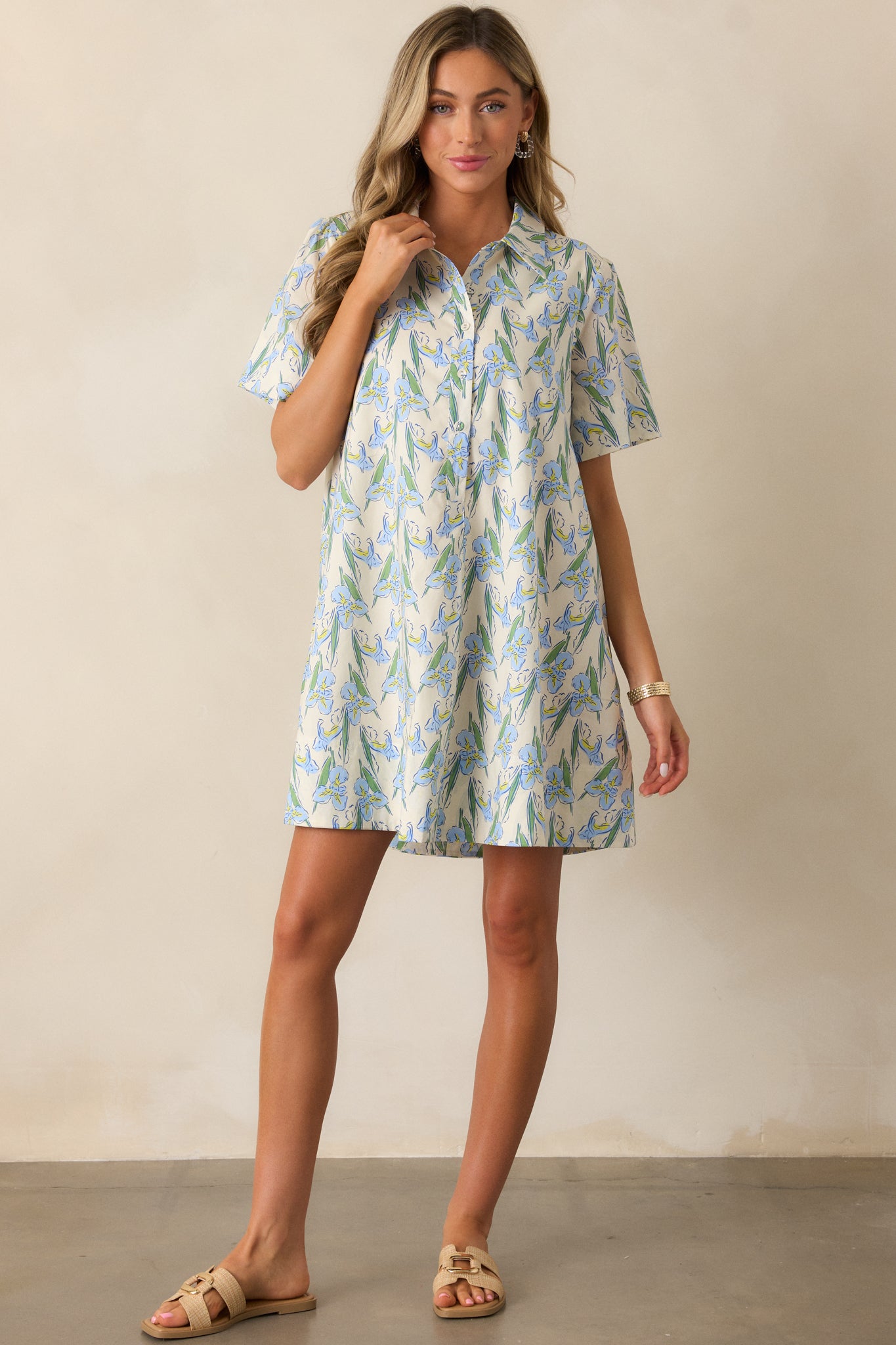 This blue dress features short sleeves, a v-neckline, and a flowing, relaxed fit with a lovely floral pattern.