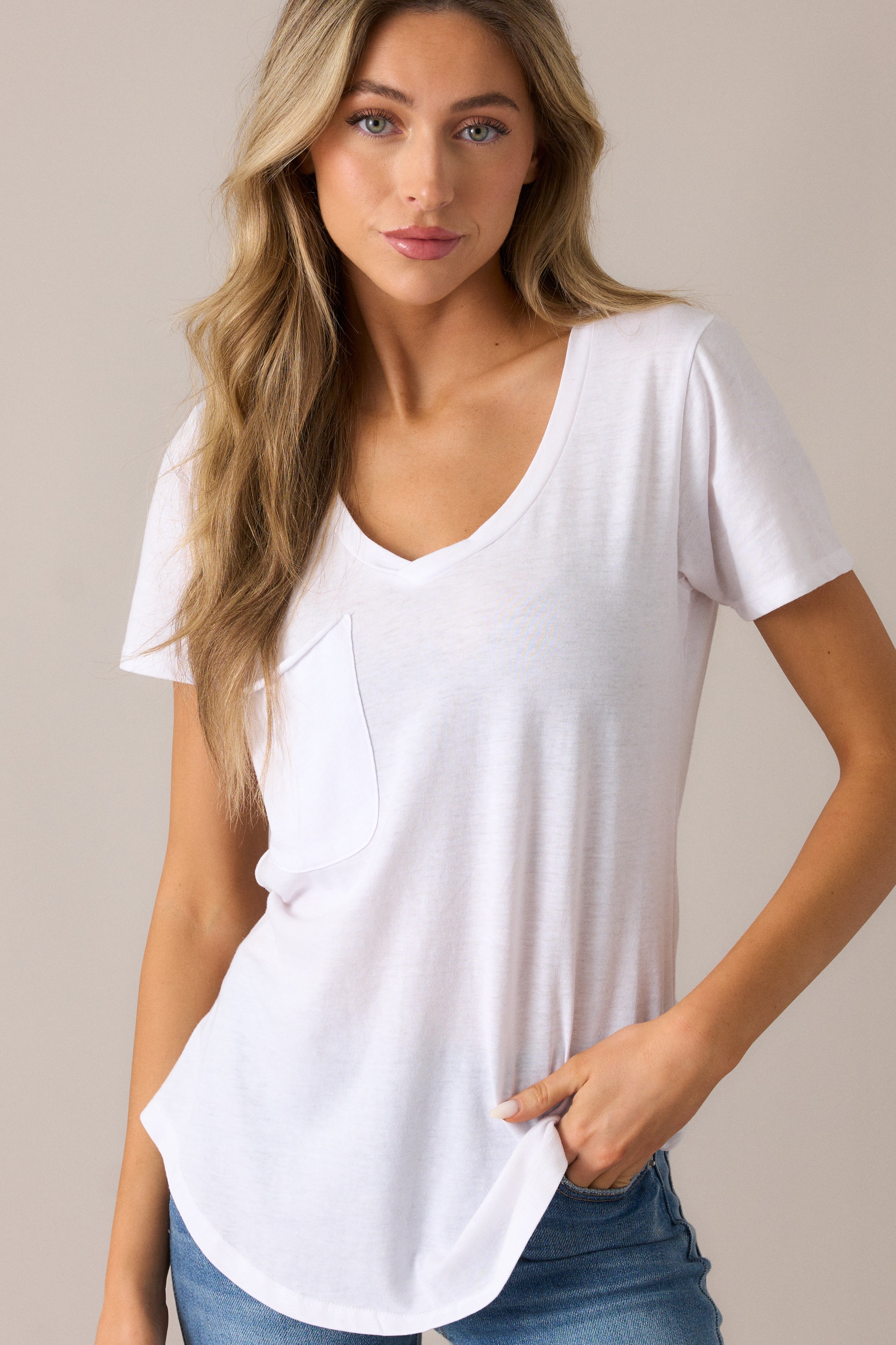 Effortlessly cool burnout jersey tee with a curved v-neckline, raw edge breast pocket, and short sleeves, paired with a comfortable scoop hemline for a laid-back fit.