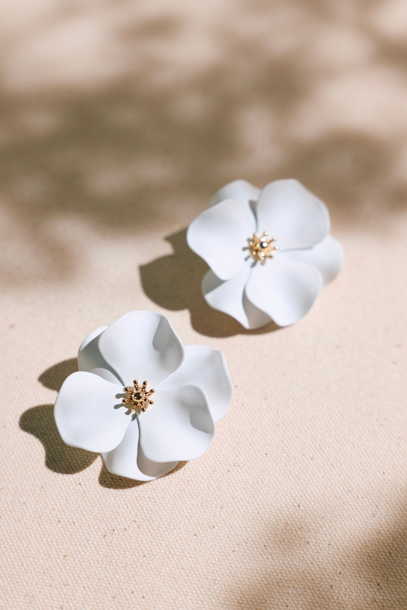 Pure Garden White & Gold Flower Earrings