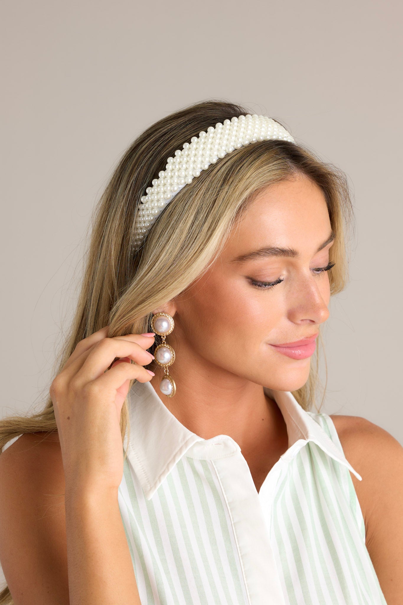 This pearl headband features a flexible design with pearl embellishments throughout.