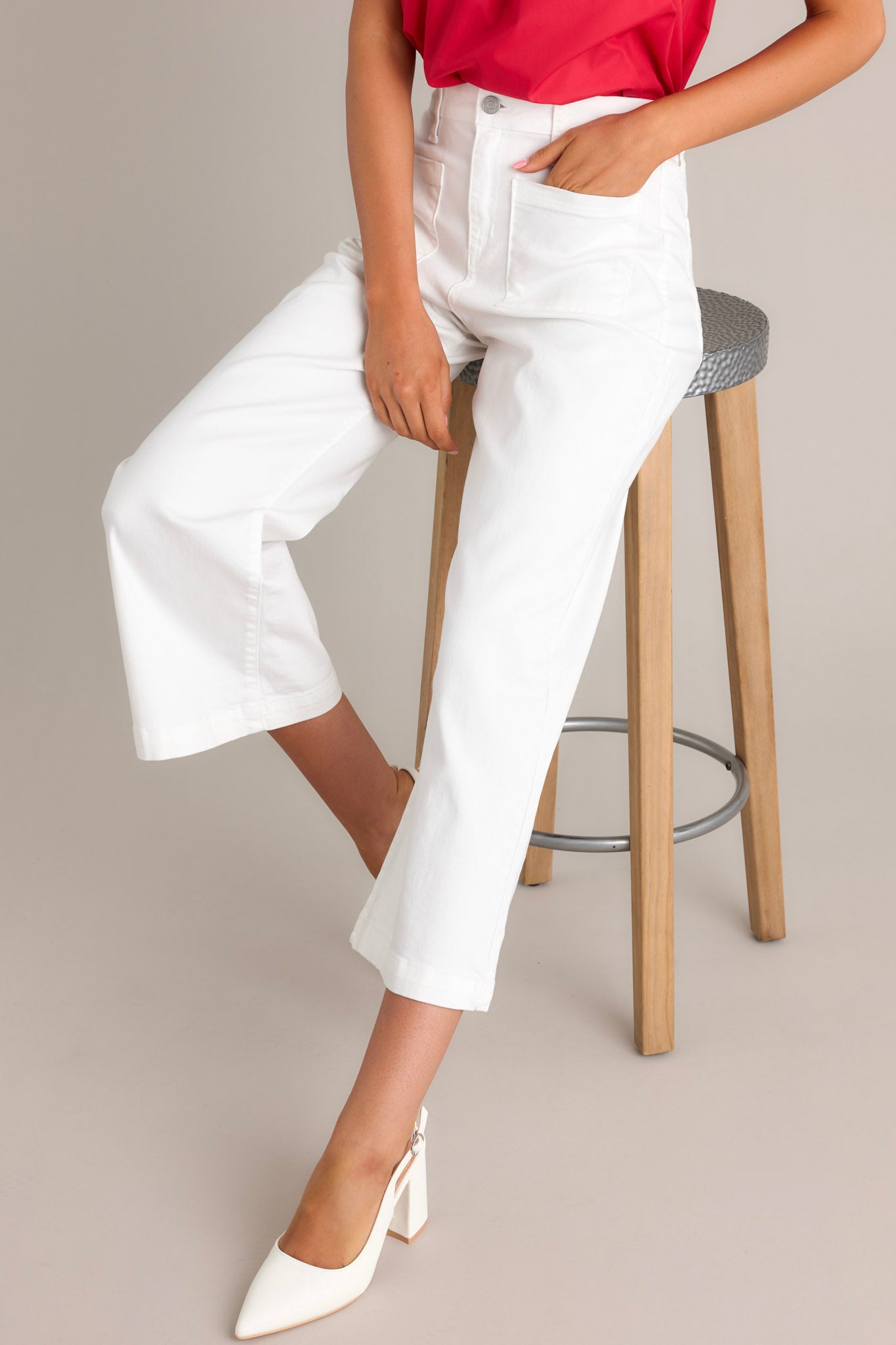 These white jeans feature a high waisted design, a button & zipper closure, belt loops, functional front & back pockets, a cropped hemline, and a flared leg.