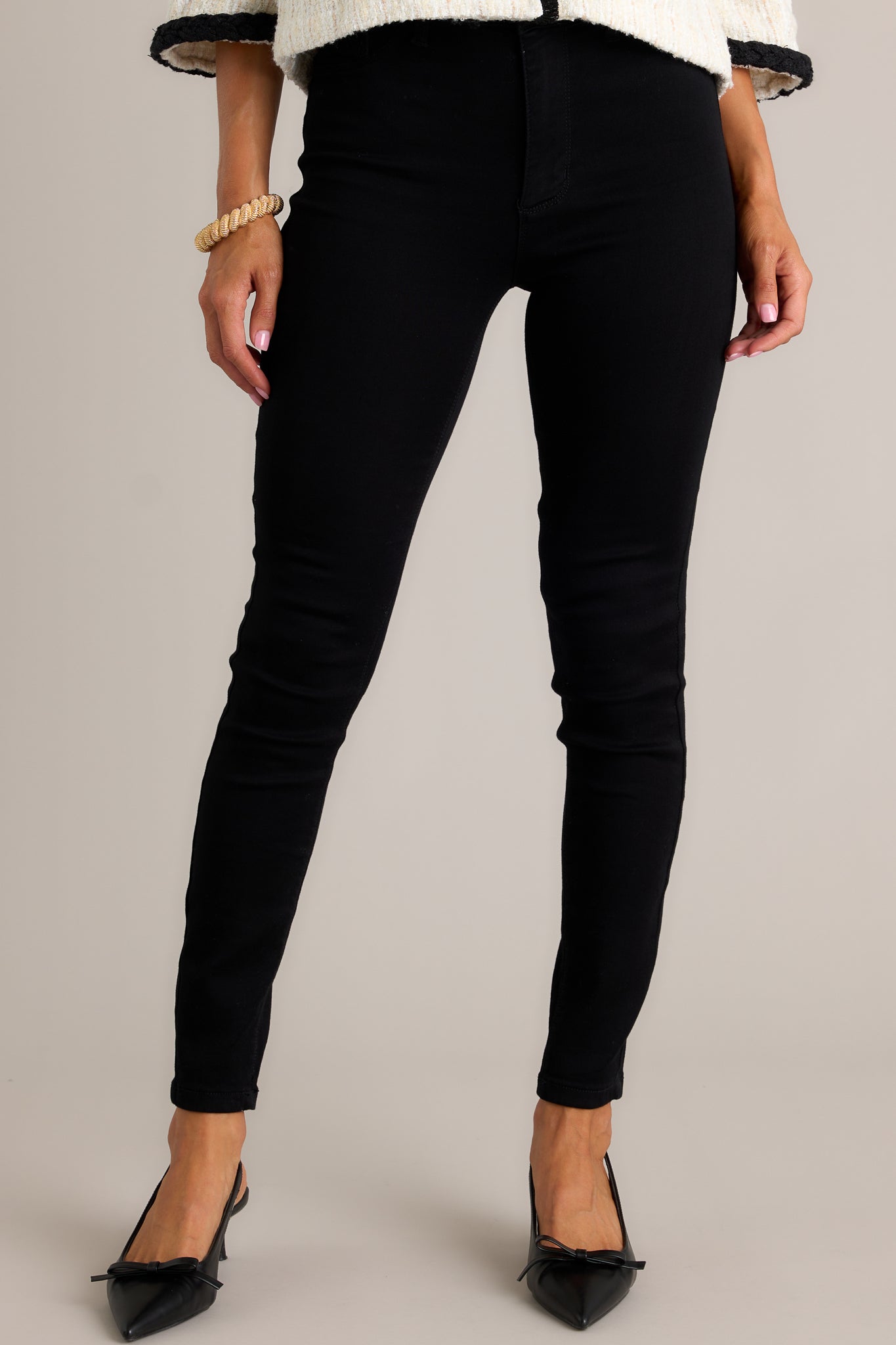 These black skinny jeans feature a zipper and button closure, functional belt loops, and faux front pockets.