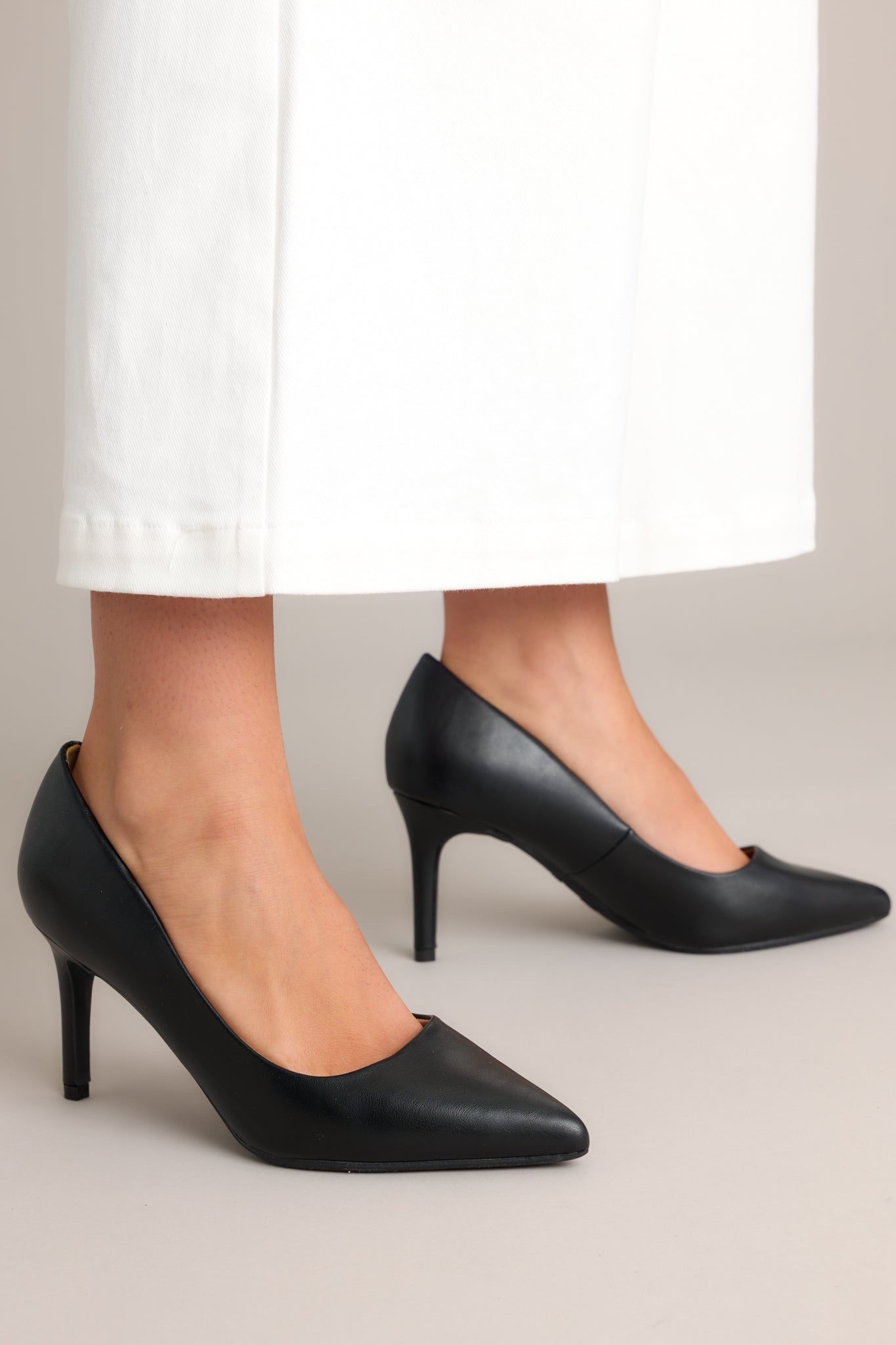 These black pump heels features a pointed toe and extra cushioning in the middle of the shoe.