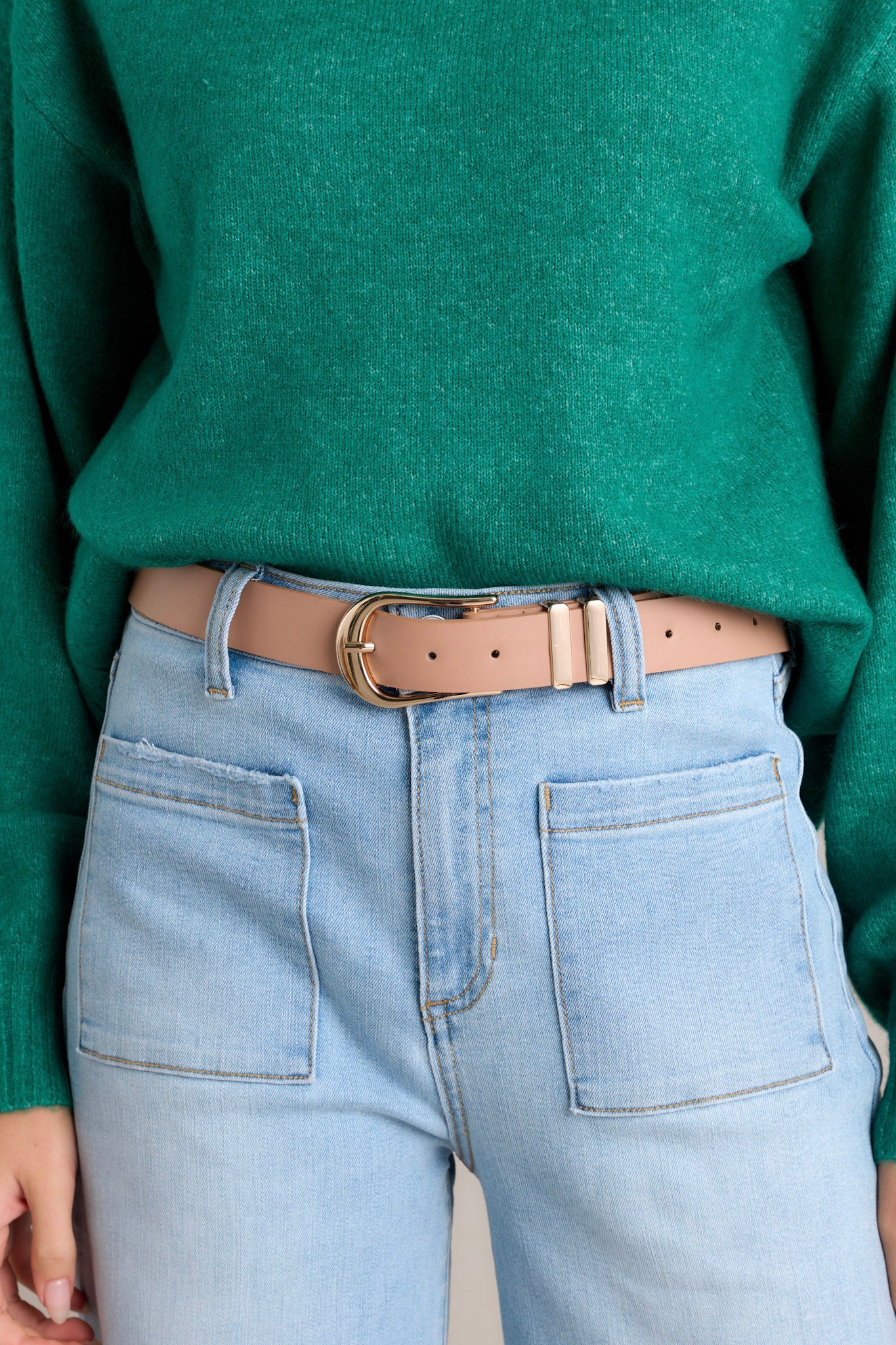 This beige belt features a functional buckle, gold trendy hardware, and multiple belt holes to adjust to your liking.