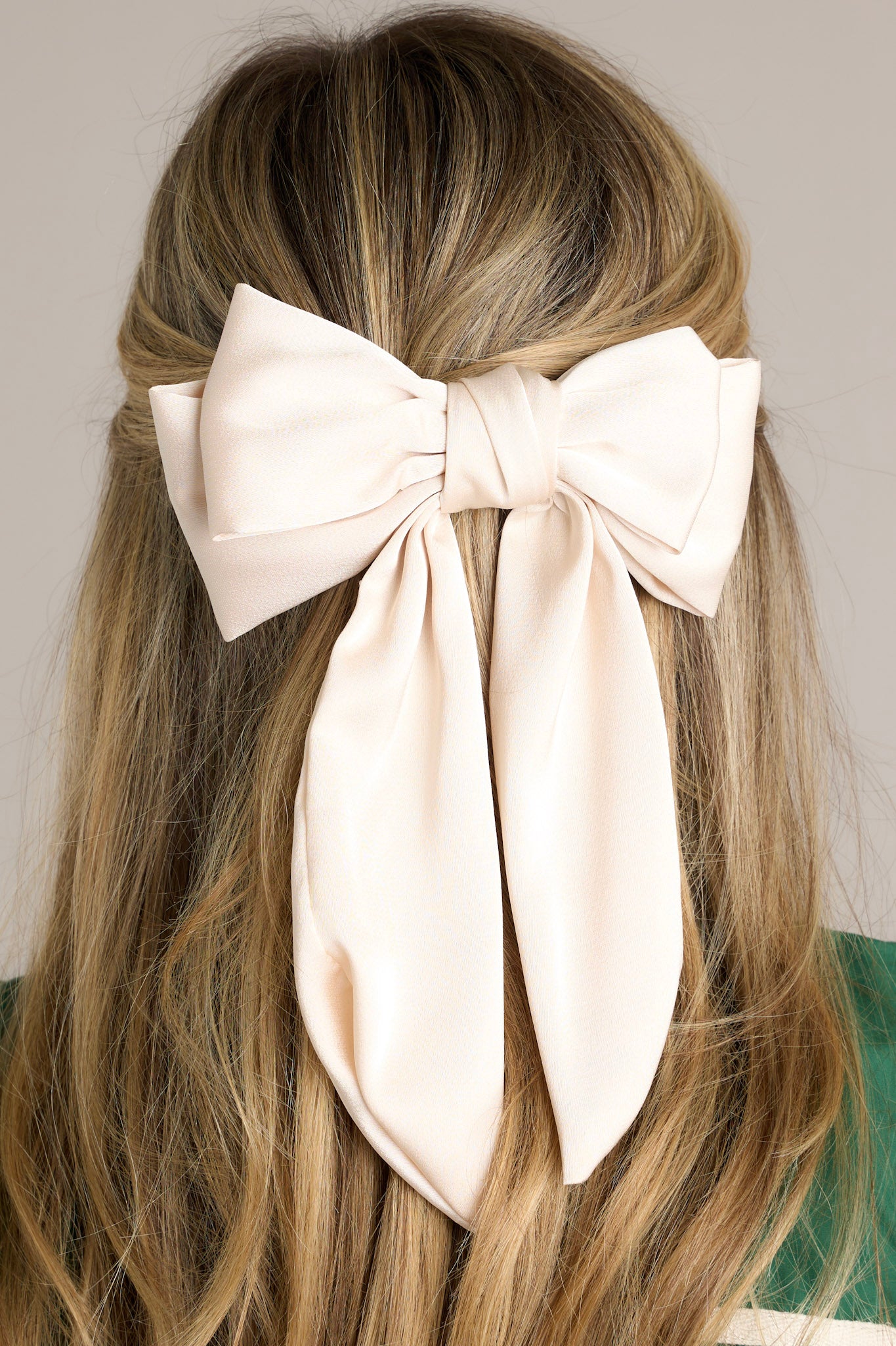 Close-up of this ivory clip in bow that features a classic layered ribbon bow, and a silver French style barrette.