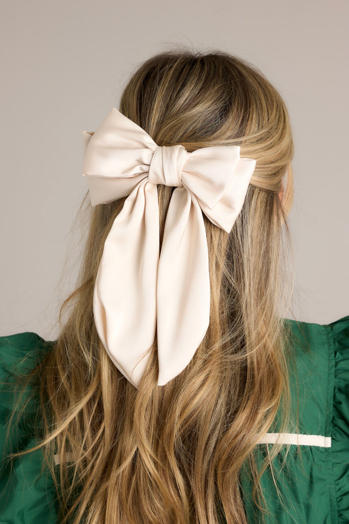 This ivory clip in bow features a classic layered ribbon bow, and a silver French style barrette.