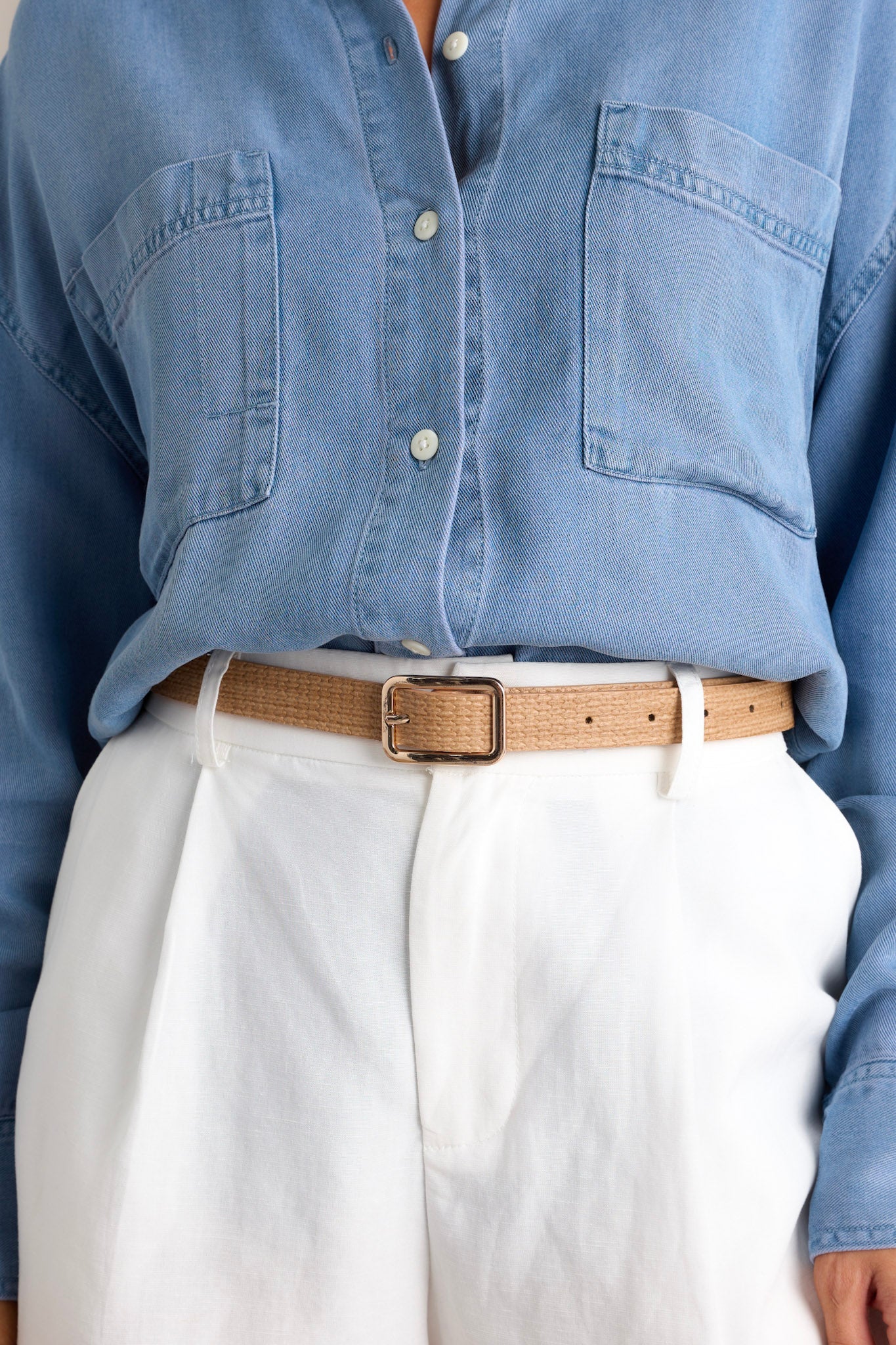 This tan belt feature a woven texture, a gold square buckle, and a single prong