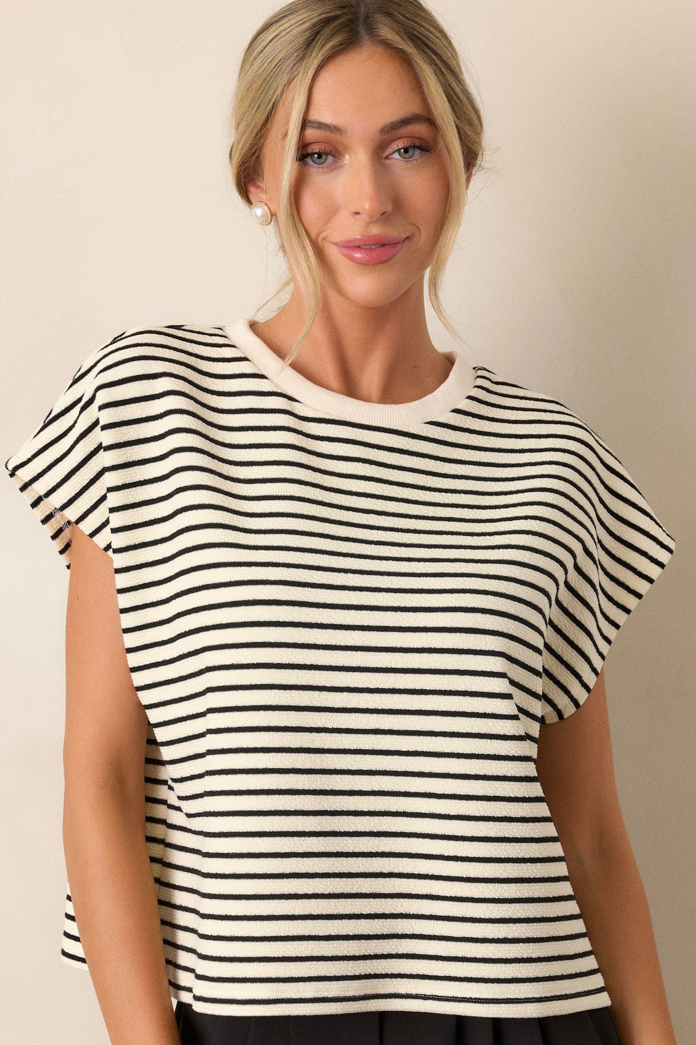  This ivory top features cap sleeves, a ribbed neckline, and a boxy fit.