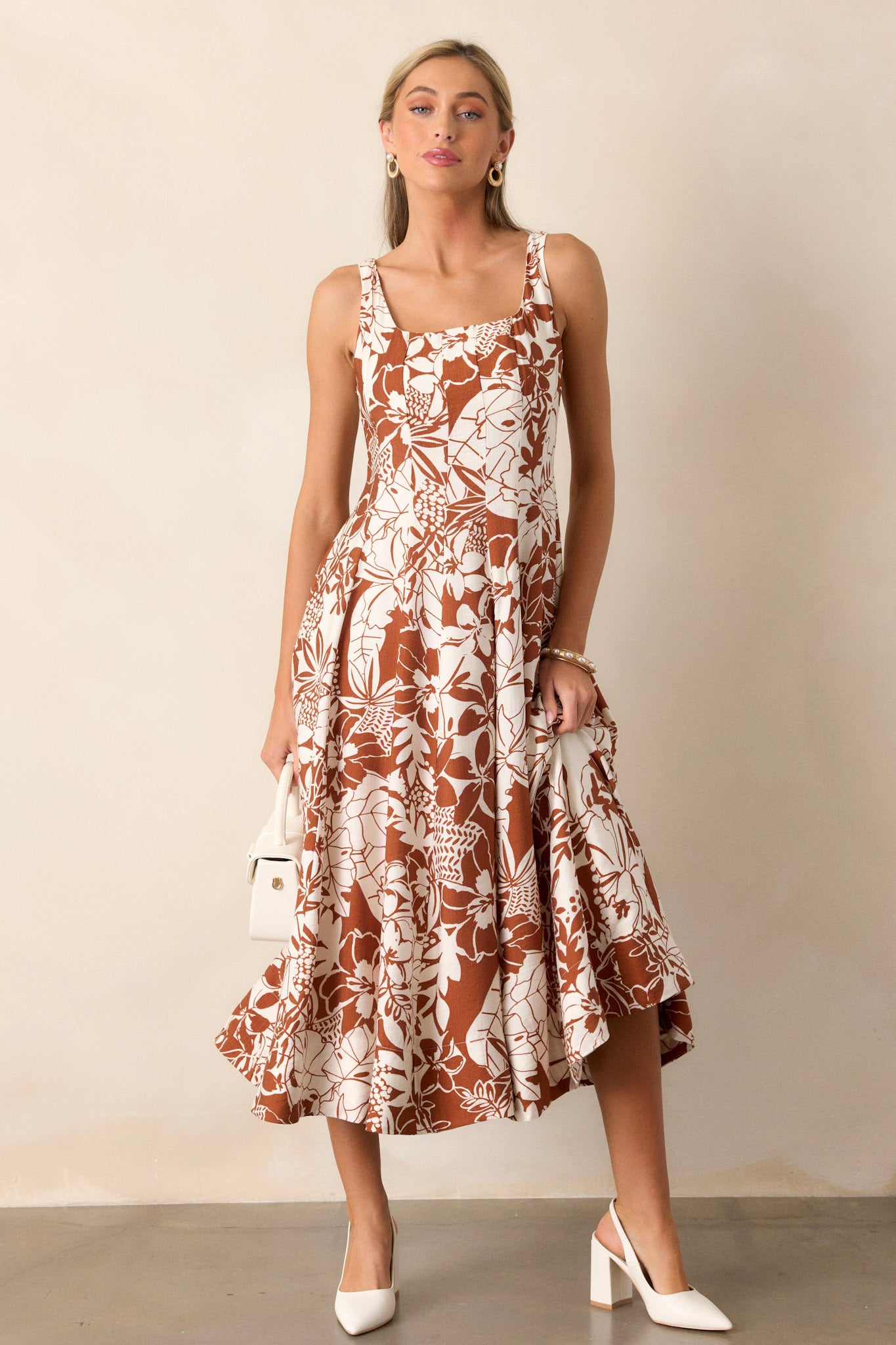 This floral dress features a pleated design which provides comfort and room, and a functional zipper in the back.