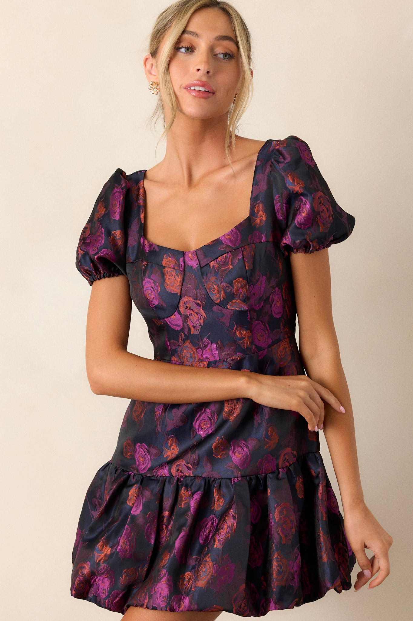 This plum dress features puff sleeves, a sweetheart neckline, a bottom bubble tier, and a back functional zipper