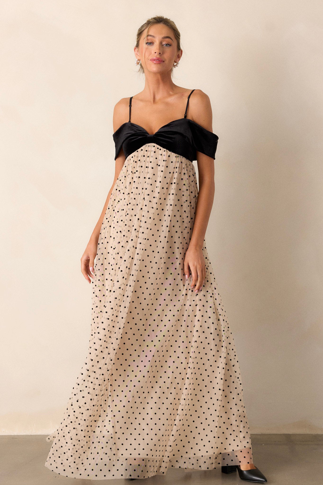  This dress features a velvet bust, a bow-shaped off-the-shoulder design, a flowy polka dot skirt, and a functional back zipper.