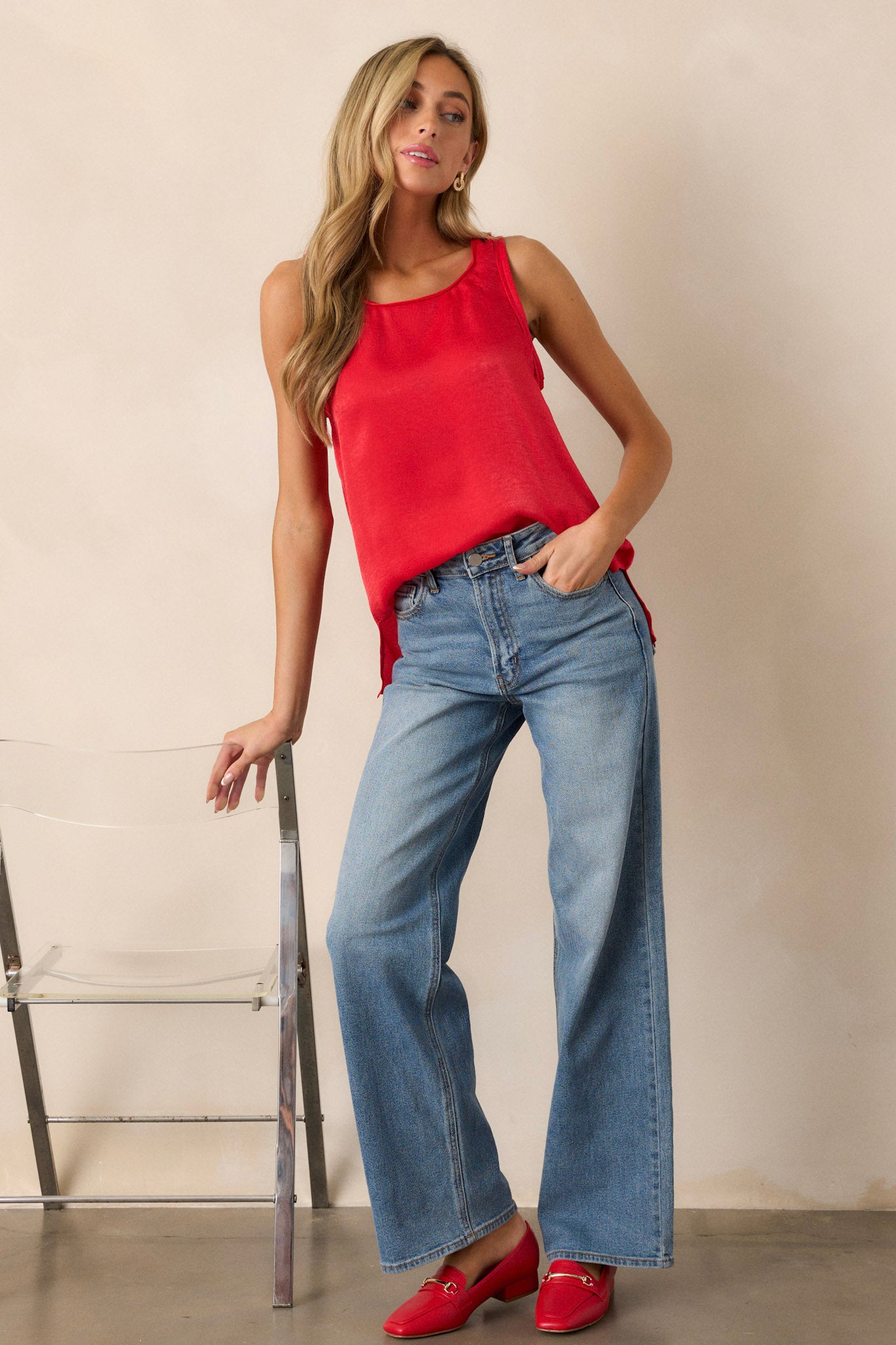 These jeans feature functional belt loops, a button zipper closure, functional front and back pockets, and a wide leg.